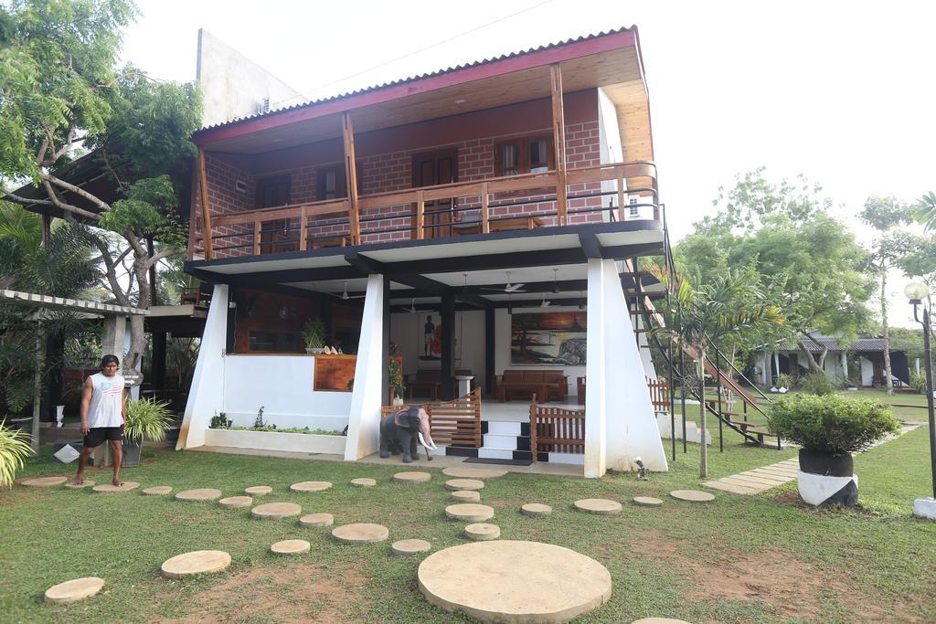 Eco Hotel Black & White - Anuradhapura مايهينتاليه المظهر الخارجي الصورة